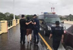 08年 , 重庆一居民家漏水 , 警方上门发现900万巨款 , 意外查获贪腐大案